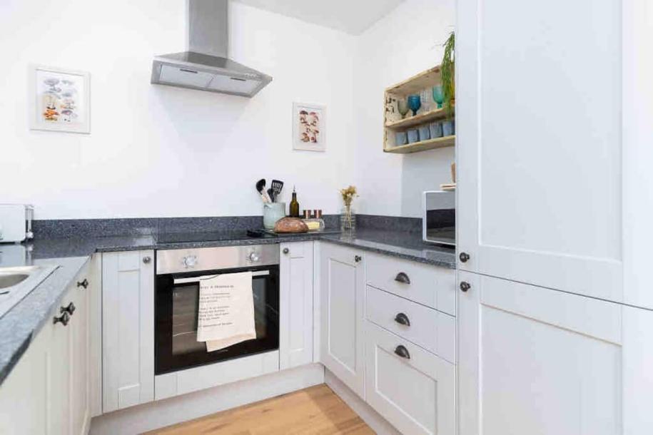 Entire townhouse in Cornwall, United Kingdom 4 guests2 bedrooms3 beds1.5 baths-10