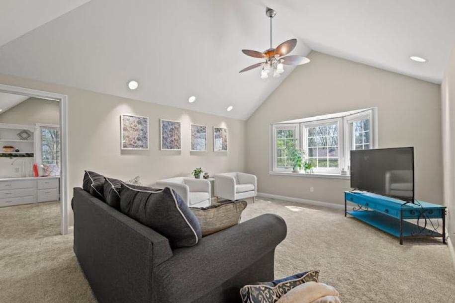 Entire guesthouse in Fort Wayne, Indiana 4 guests1 bedroom2 beds1 bath-10