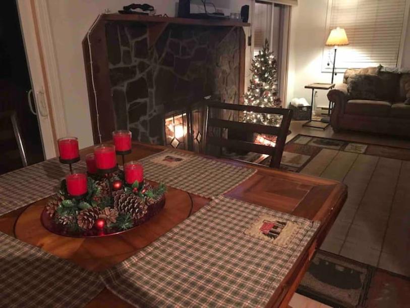 Entire cabin in Robbinsville, North Carolina 6 guests2 bedrooms3 beds1 bath-10