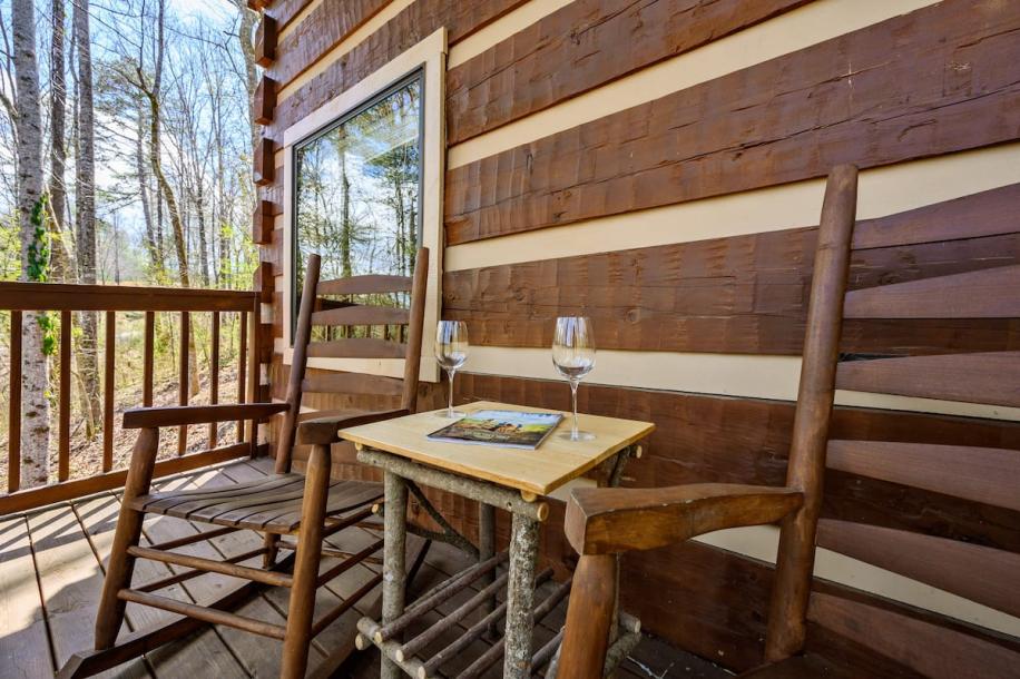 Entire cabin in Sevierville, Tennessee 2 guests1 bedroom1 bed1 bath-1