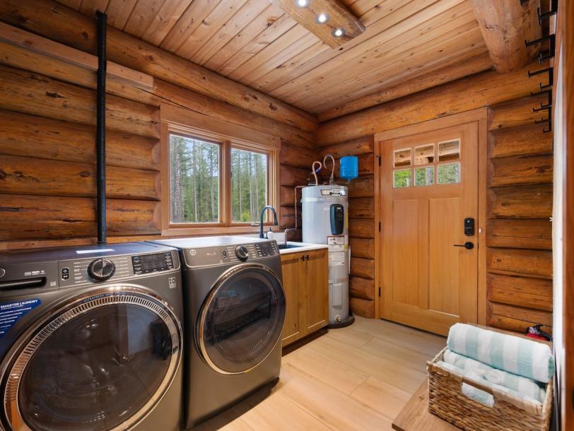 Entire home in Sandy, Oregon 6 guests2 bedrooms3 beds2 baths-7