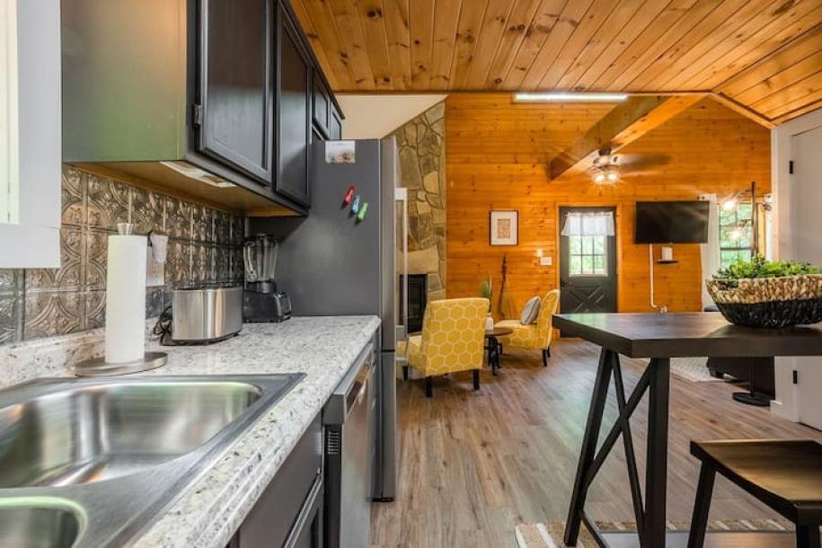 Entire cabin in Gatlinburg, Tennessee 2 guests1 bedroom1 bed1.5 baths-12