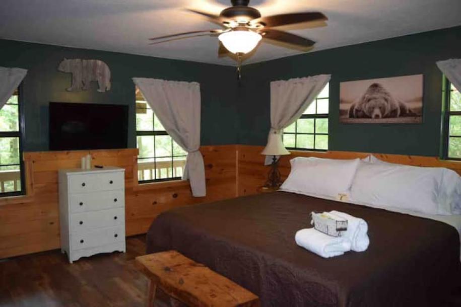 Entire cabin in Tellico Plains, Tennessee 4 guests2 bedrooms2 beds1 bath-8