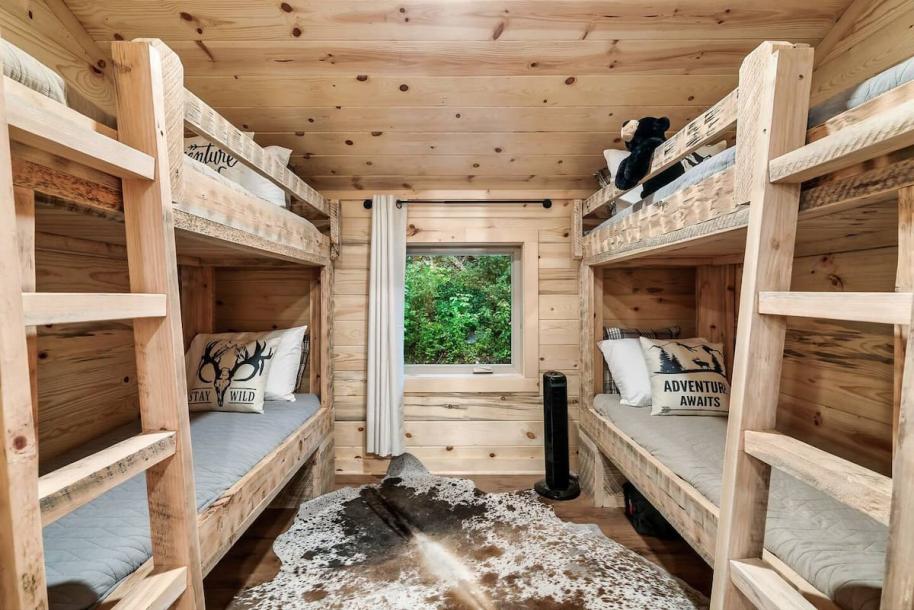 Entire cabin in Sevierville, Tennessee 12 guests3 bedrooms7 beds3 baths-7