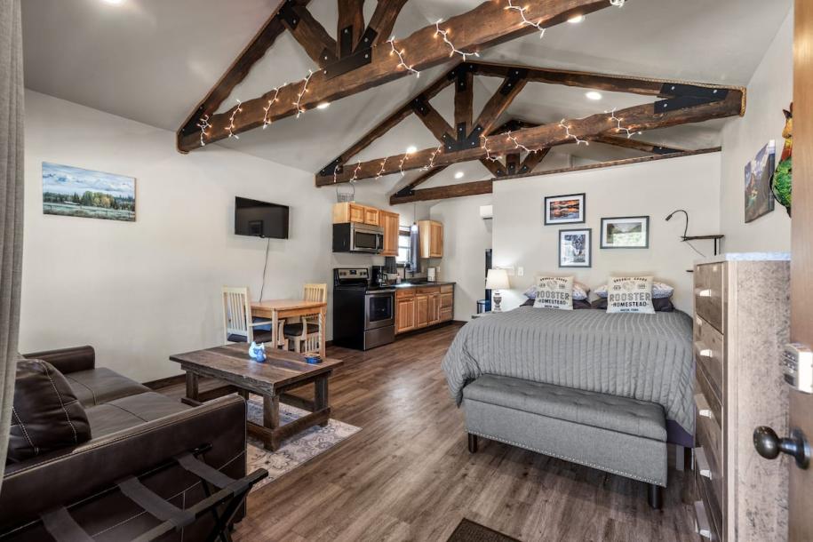Entire cabin in Columbia Falls, Montana 4 guestsStudio2 beds1 bath-0