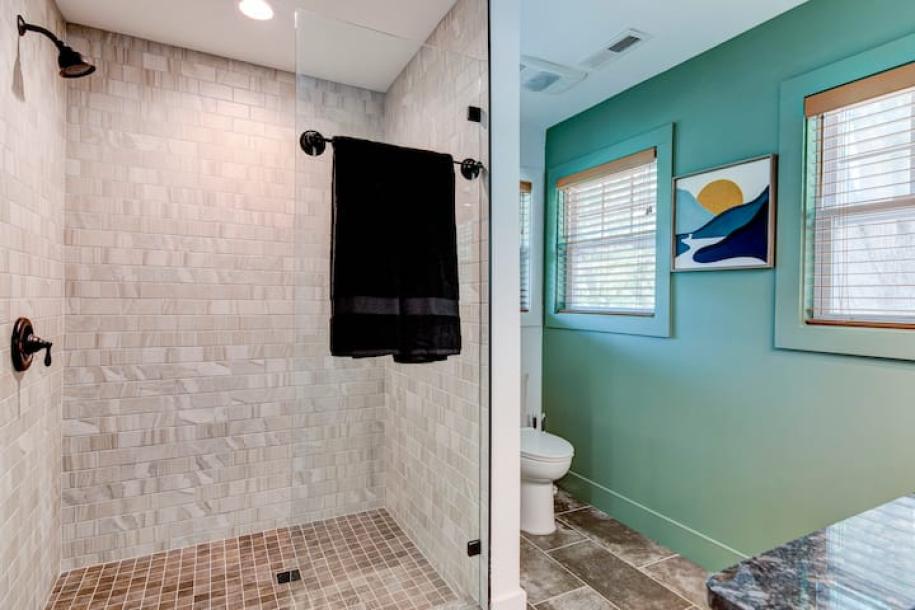 Entire home in Asheville, North Carolina 5 guests2 bedrooms3 beds2 baths-4