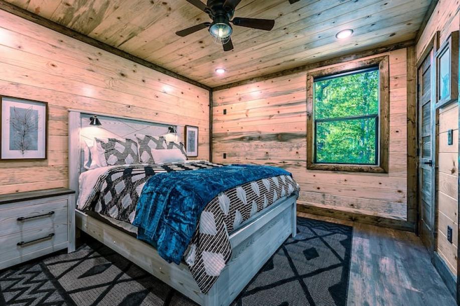 Entire cabin in Broken Bow, Oklahoma 8 guests3 bedrooms4 beds3 baths-7