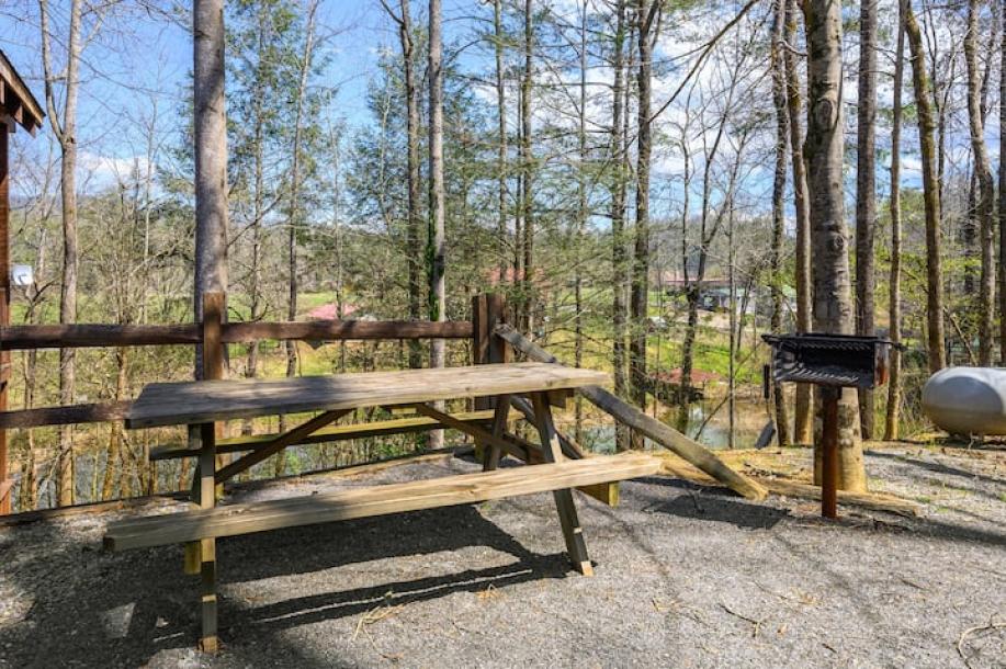 Entire cabin in Sevierville, Tennessee 2 guests1 bedroom1 bed1 bath-12