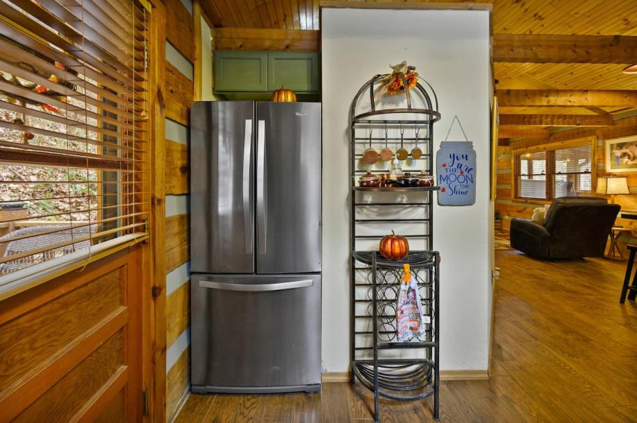 Entire cabin in Pigeon Forge, Tennessee 4 guests1 bedroom2 beds1 bath-10