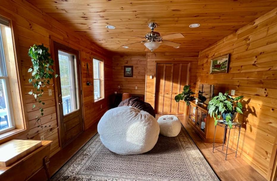 Entire cabin in Ferndale, New York 6 guests3 bedrooms4 beds2 baths-10