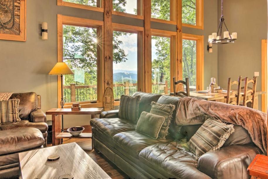 Entire cabin in Brevard, North Carolina 4 guests2 bedrooms3 beds1 bath-17