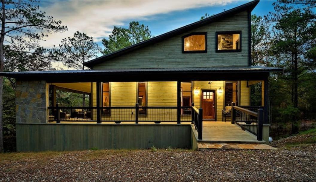 Entire cabin in Broken Bow, Oklahoma 4 guests1 bedroom2 beds2 baths-13