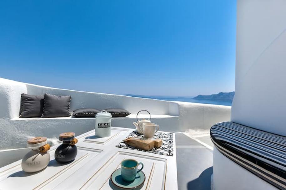 Entire home in Oia, Greece 5 guests2 bedrooms3 beds1 bath-0
