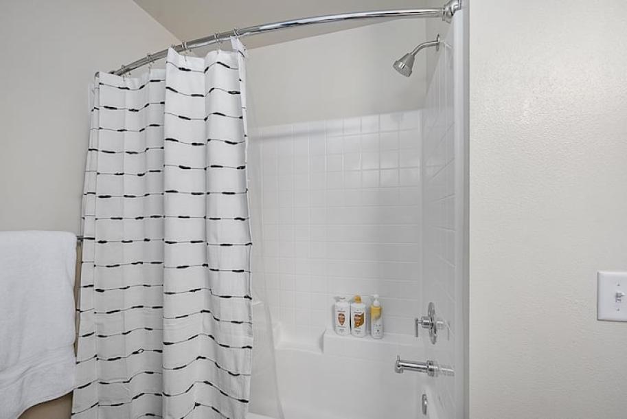Entire rental unit in Tacoma, Washington 2 guests1 bedroom1 bed1 bath-6