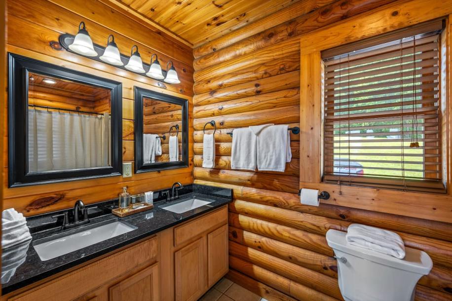 Entire cabin in Pigeon Forge, Tennessee 2 guests1 bedroom1 bed1 bath-4