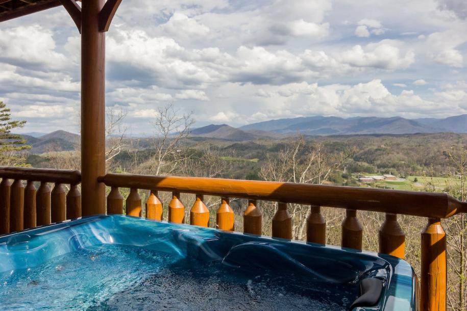 Entire cabin in Sevierville, Tennessee 5 guests2 bedrooms2 beds2 baths-4