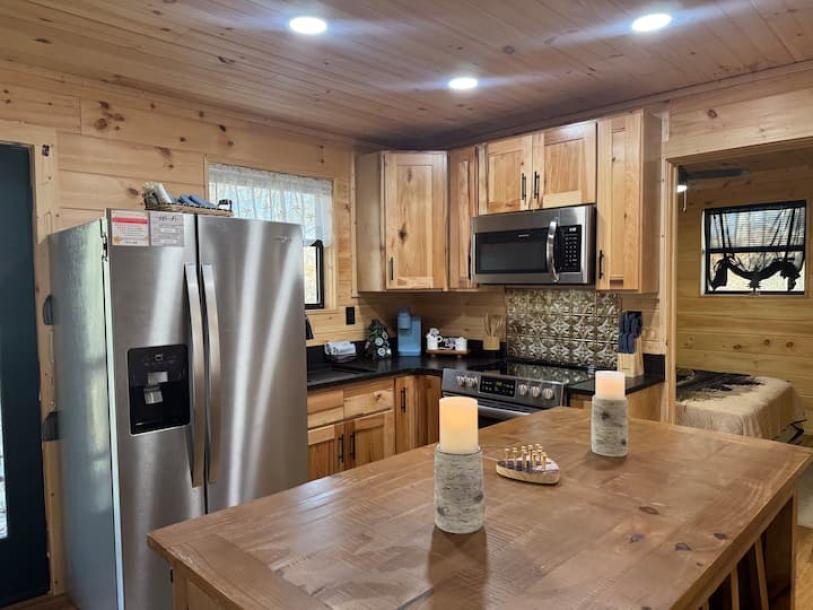 Entire cabin in Sevierville, Tennessee 4 guests2 bedrooms2 beds1 bath-8