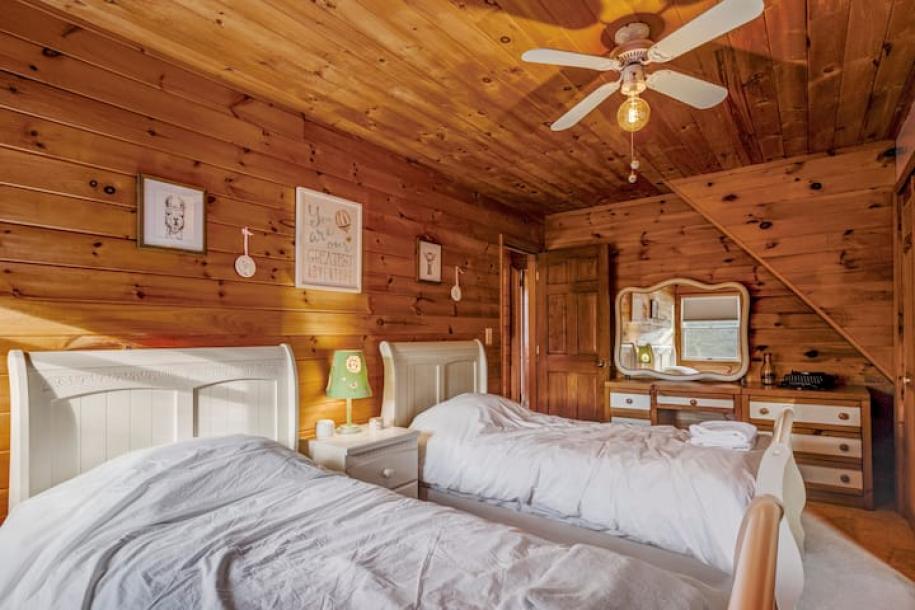 Entire cabin in Ferndale, New York 6 guests3 bedrooms4 beds2 baths-7