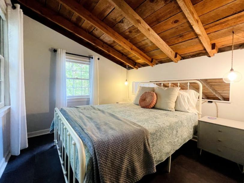 Entire cabin in Dahlonega, Georgia 6 guests3 bedrooms3 beds2 baths-8