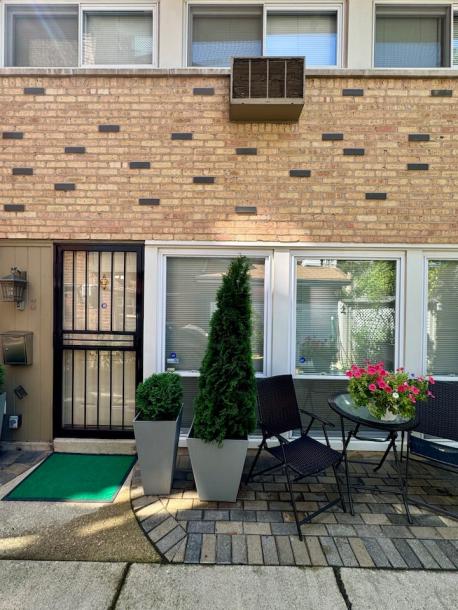 Entire condo in Chicago, Illinois 2 guests1 bedroom1 bed1 bath-0