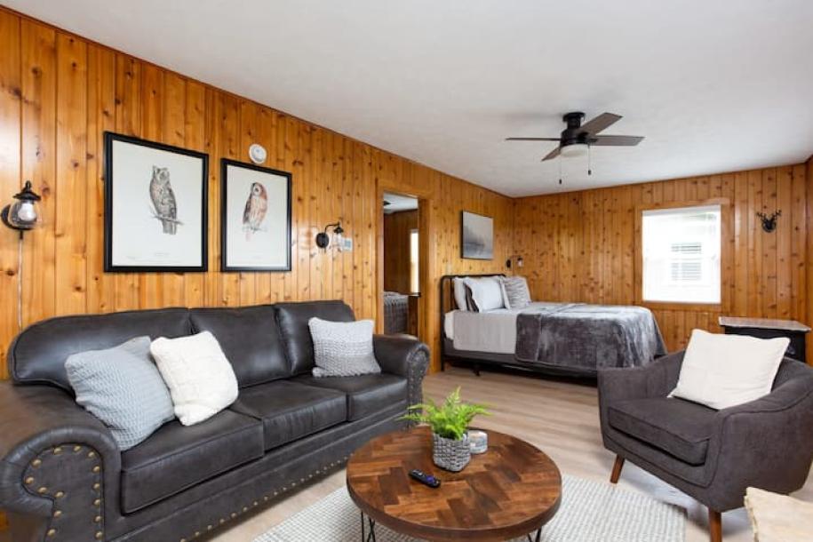 Entire cabin in Gatlinburg, Tennessee 6 guests1 bedroom3 beds1 bath-9