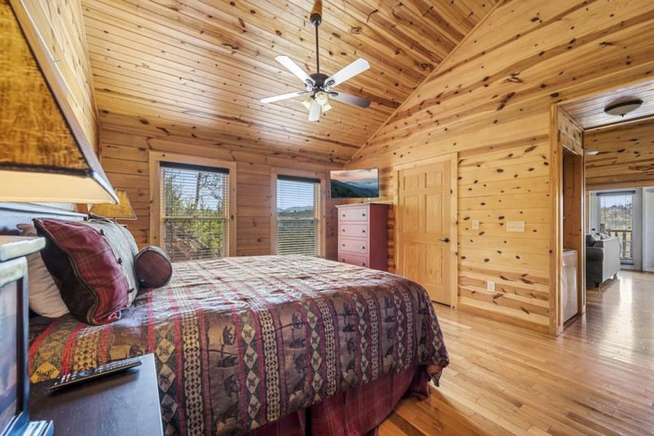 Entire cabin in Gatlinburg, Tennessee 2 guests1 bedroom1 bed1 bath-11