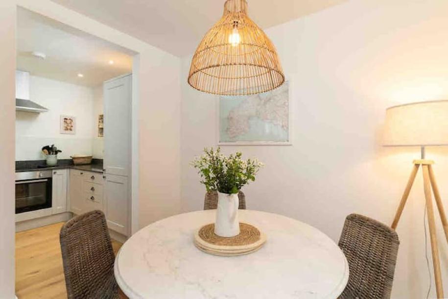 Entire townhouse in Cornwall, United Kingdom 4 guests2 bedrooms3 beds1.5 baths-9