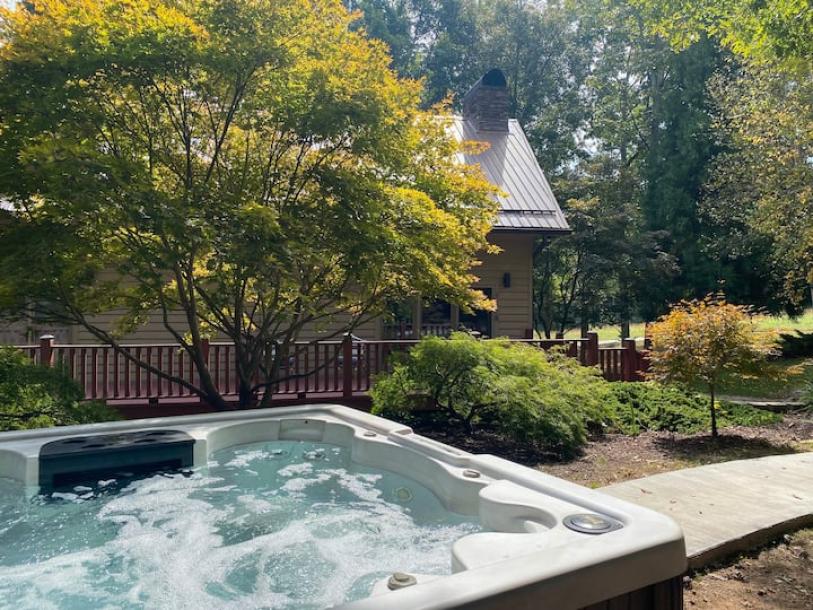 Farm stay in Valdese, North Carolina 6 guests2 bedrooms4 beds2 baths-1