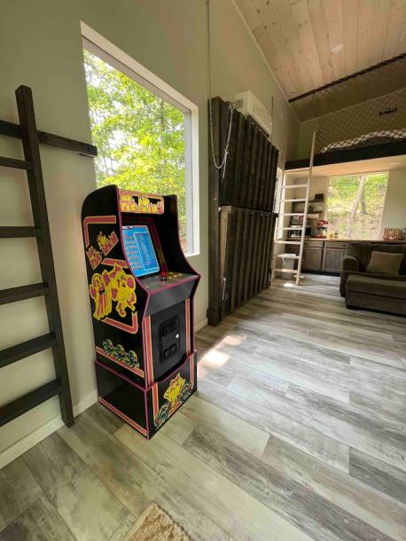 Treehouse in Sevierville, Tennessee 16+ guests4 bedrooms10 beds4 baths-8