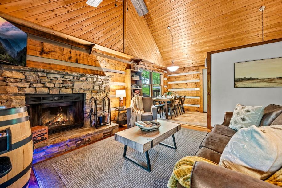 Entire cabin in Sevierville, Tennessee 6 guests2 bedrooms4 beds2 baths-10