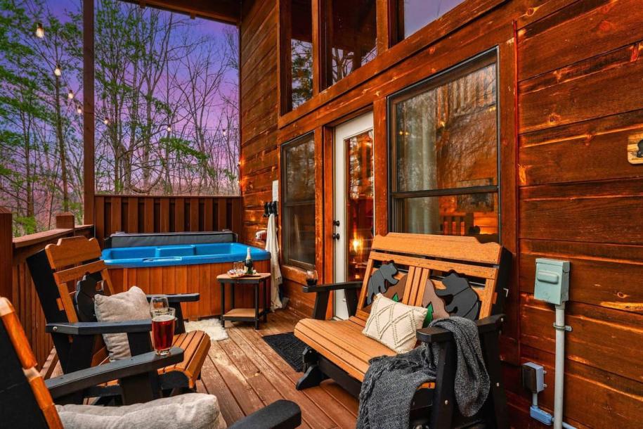 Entire cabin in Sevierville, Tennessee 6 guests1 bedroom3 beds2.5 baths-0