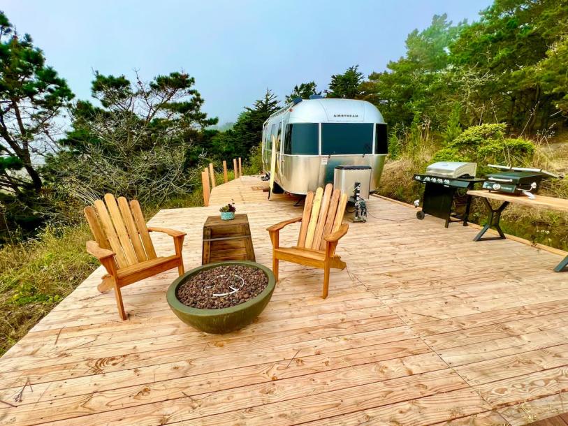 Camper/RV in Half Moon Bay, California 2 guests1 bedroom2 beds1 bath-12