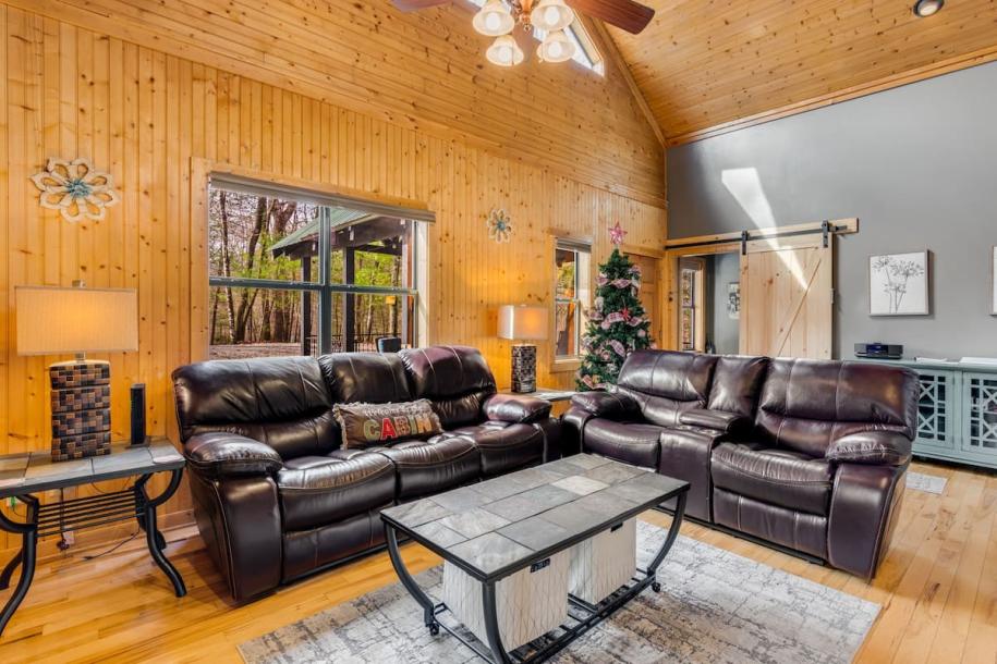 Entire cabin in Sautee Nacoochee, Georgia 4 guests2 bedrooms2 beds2 baths-19