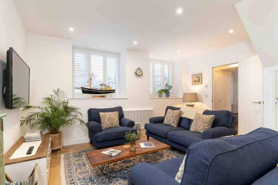 Entire townhouse in Cornwall, United Kingdom 4 guests2 bedrooms3 beds1.5 baths-12