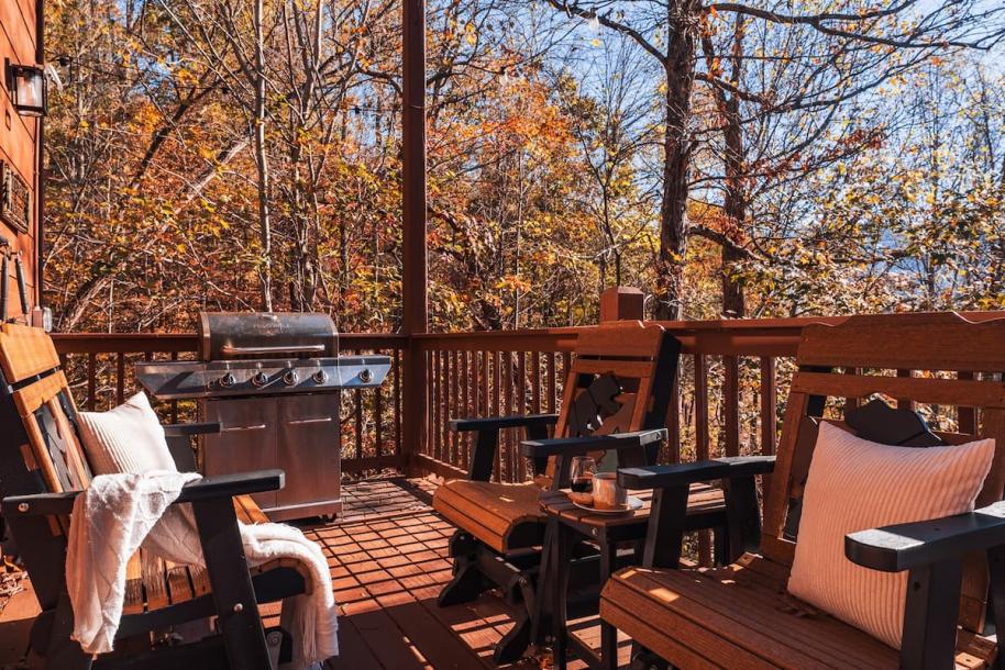 Entire cabin in Sevierville, Tennessee 6 guests1 bedroom3 beds2.5 baths-3