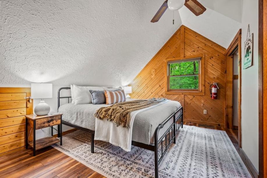 Entire cabin in Sevierville, Tennessee 6 guests2 bedrooms4 beds2 baths-5