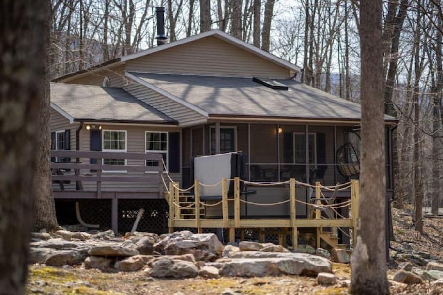 Entire cabin in Great Cacapon, West Virginia 9 guests4 bedrooms5 beds2 baths-0