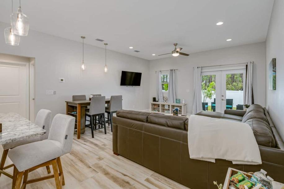 All new, lovely, spacious 3bd/2bth unit sleeps 8!-0