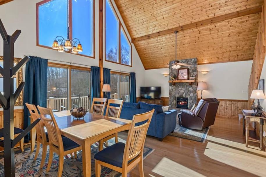 Entire cabin in Bryson City, North Carolina 4 guests2 bedrooms3 beds2 baths-8