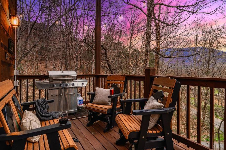 Entire cabin in Sevierville, Tennessee 6 guests1 bedroom3 beds2.5 baths-17