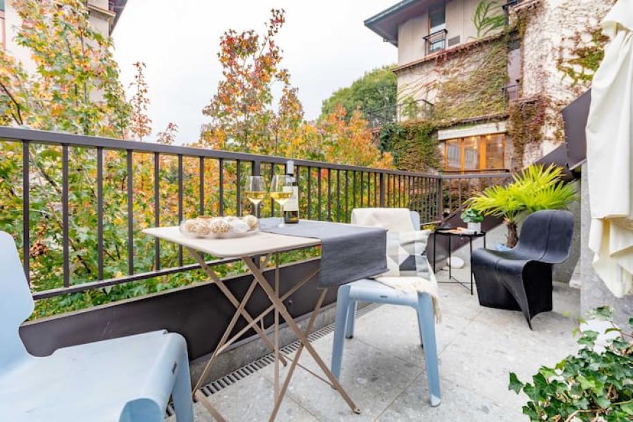 Entire rental unit in Milano, Italy 2 guests1 bedroom1 bed1 bath-0