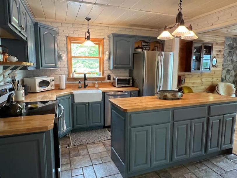 Entire cabin in Ferndale, New York 6 guests3 bedrooms4 beds2 baths-13
