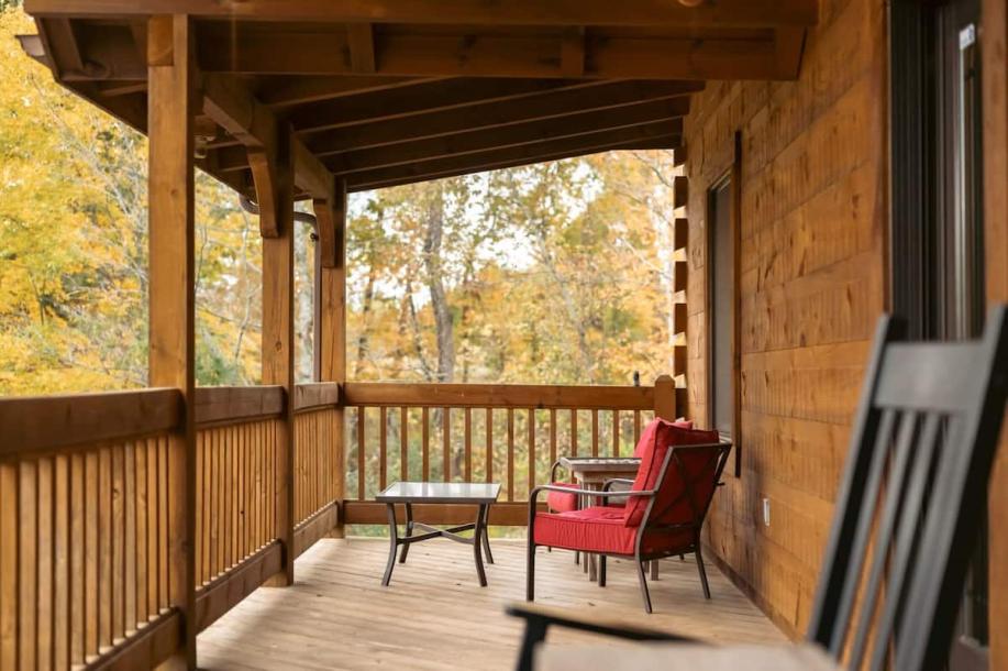 Entire cabin in Madison, Indiana 4 guests2 bedrooms2 beds2 baths-5