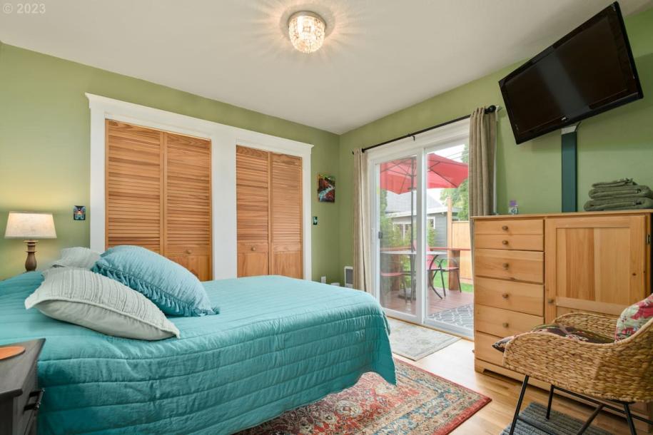 Entire vacation home in Eugene, Oregon 3 guests2 bedrooms2 beds2 baths-10