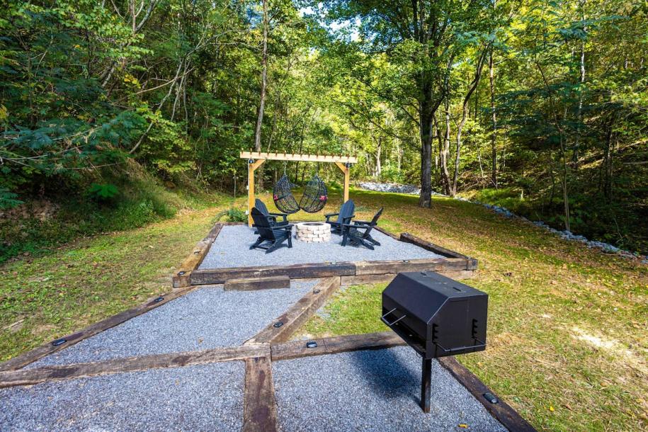Entire cabin in Sevierville, Tennessee 6 guests2 bedrooms3 beds1 bath-2