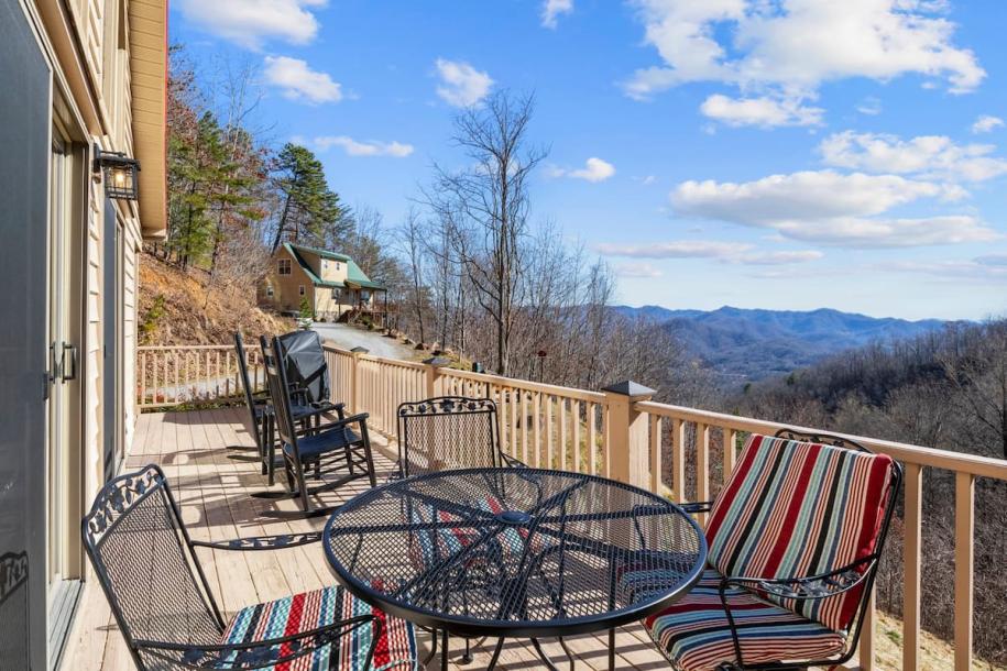 Entire cabin in Bryson City, North Carolina 4 guests2 bedrooms3 beds2 baths-4
