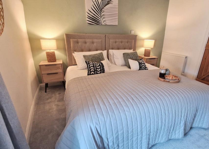 Entire cottage in Heysham, United Kingdom 4 guests1 bedroom2 beds2 baths-11