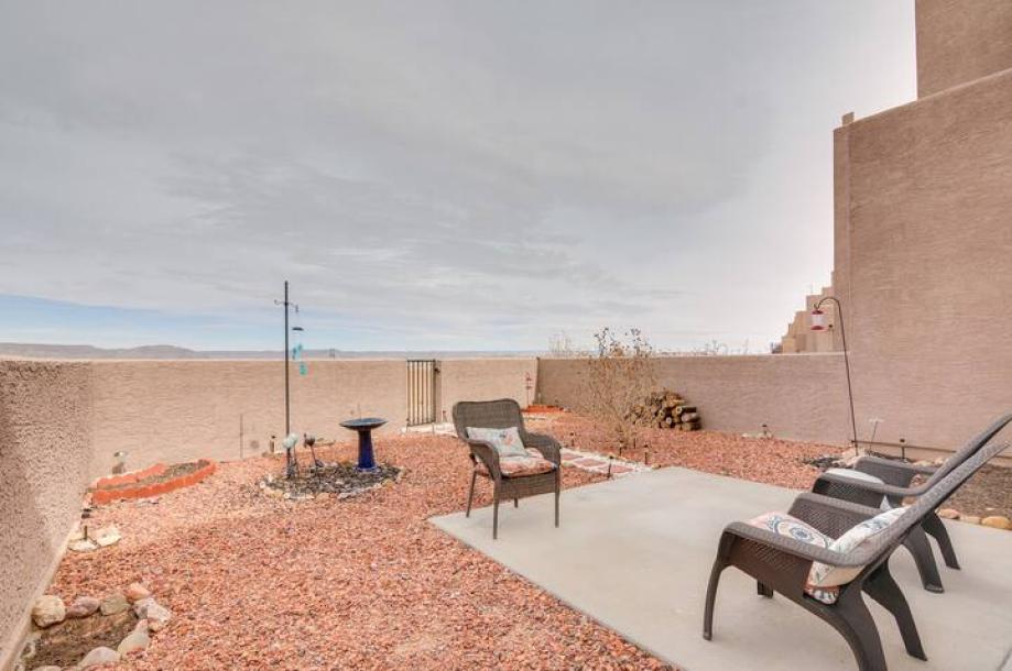 Entire townhouse in Page, Arizona 6 guests2 bedrooms3 beds2.5 baths-1