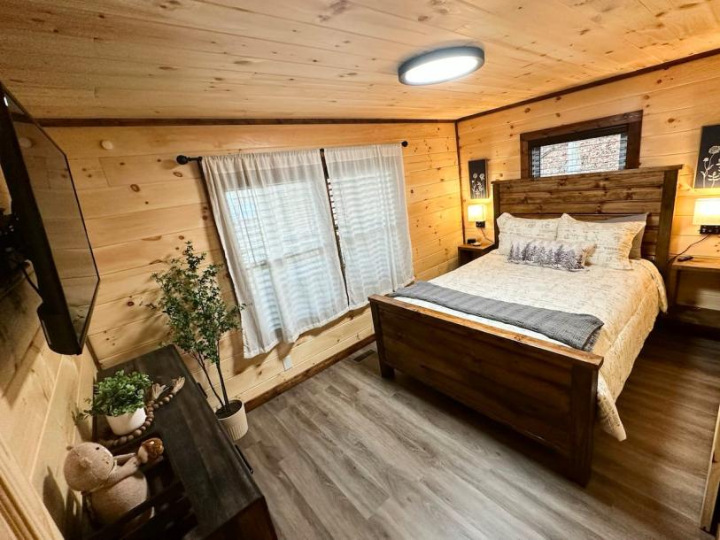 Entire cabin in Sevierville, Tennessee 6 guests2 bedrooms3 beds1 bath-7