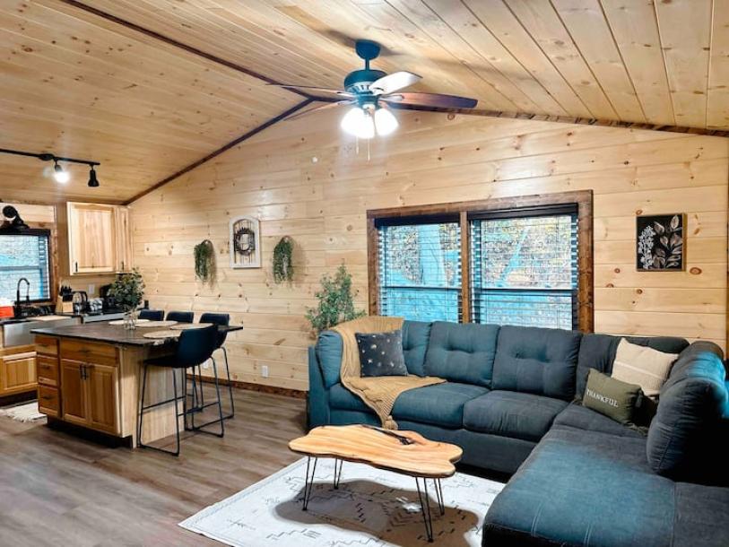 Entire cabin in Sevierville, Tennessee 6 guests2 bedrooms3 beds1 bath-16